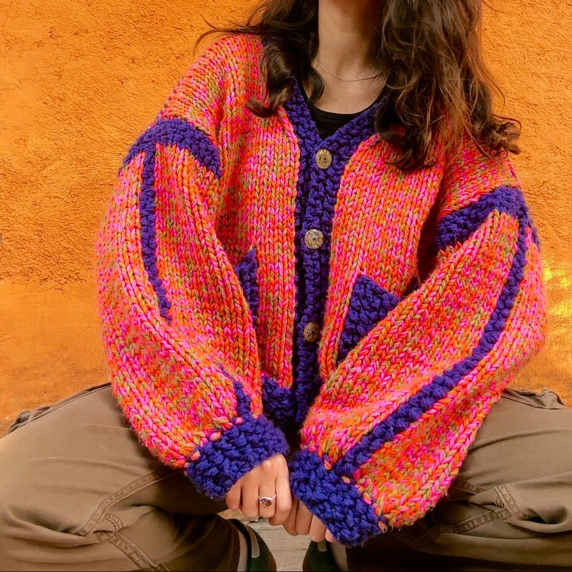 Oferta: 2 patrones con guías de colores y video clases (Pocket Cardigan + Candy Crush)